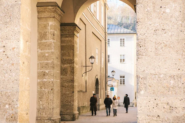 Austria, Salisburgo, 01 gennaio 2017: i turisti passeggiano per la città. Giro turistico. Vacanze, vacanze, attrazioni . — Foto Stock