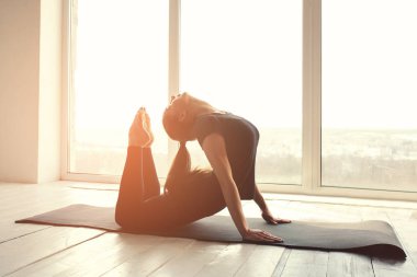 Yoga ve jimnastik yapan genç ve güzel bir kadın. Sağlık konsepti. Tek sporlu dersler.