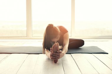 Yoga ve jimnastik yapan genç ve güzel bir kadın. Sağlık konsepti. Tek sporlu dersler.