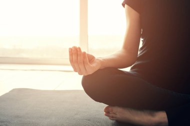 Bir kadın spor için gider. Kavramsal görüntü Yoga uygulamak ve jimnastik. Sağlık kavramı. Sınıflarda tek spor.