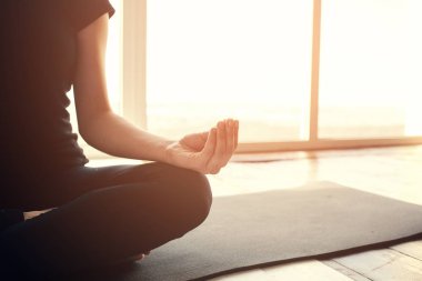 Bir kadın spor için gider. Kavramsal görüntü Yoga uygulamak ve jimnastik. Sağlık kavramı. Sınıflarda tek spor.
