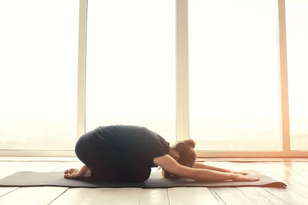 Ung vacker kvinna som utövar yoga och gymnastik. Wellness koncept. Klasser i enskilda sporter. — Stockfoto