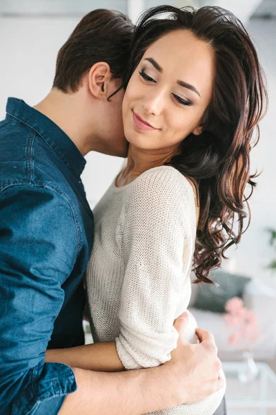 Schöne junge Frau umarmt einen Mann. Pflege, Zuverlässigkeit, Liebe und enge Beziehungen zwischen den Menschen. — Stockfoto
