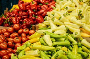Taze domates, biber ve kırmızı biber çiftlik piyasada karışımı. Çiftlik piyasada doğal yerel ürünleri. Hasat. Mevsimlik ürünler. Gıda. Sebze.