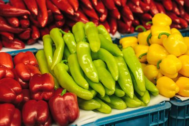 Kırmızı biber. Biber. Çiftçi pazar taze ve organik sebze. Pazar yeri. Doğal üretmek. Mevsimlik ürünler. 