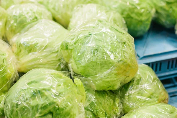 Fresh cabbage on the farmers market. Dietary and vegetarian product. Natural local products on the farm market. Harvest. Seasonal products. Food. Vegetables. — Stock Photo, Image