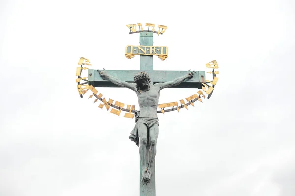 Памятник распятию Христа на Карловом мосту в Праге, Чехия — стоковое фото