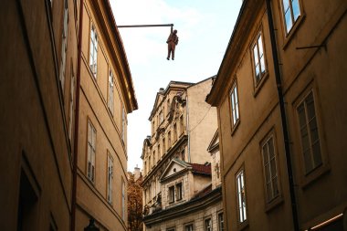 Prag'da sanat sanat nesnesi. Evin cephe üzerinde asılı