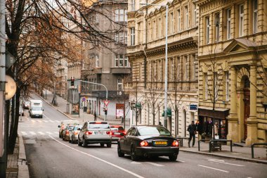 Prague, Çek Cumhuriyeti - 15 Aralık 2016: bir güzel sokak Prag, Çek Cumhuriyeti. Bir trafik ışığı standında arabalar