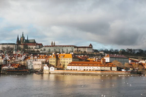 Charles Köprüsü (Karlovy çoğu) ve Prag Kalesi, Çek Cumhuriyeti daha az köprü kuleye bakış. Bir sürü köprü üzerinden yürüyen insanlar turistler. Prag — Stok fotoğraf