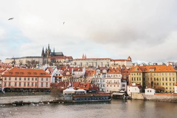 Blick auf den kleinen Brückenturm der Karlsbrücke (Karlsbrücke) und der Prager Burg, Tschechische Republik. Viele Menschen laufen über die Brücke. Prag — Stockfoto