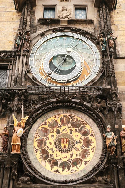 Orloj ve staré části města na hlavním náměstí v Praze, Česká republika — Stock fotografie