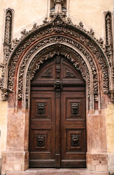 Dekoracyjne drewniane drzwi w starym ratuszu w Pradze — Zdjęcie stockowe