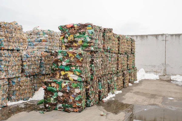 Abfallaufbereitungsanlage. Technologischer Prozess. Recycling und Lagerung von Abfällen zur weiteren Entsorgung. Geschäft mit der Sortierung und Aufbereitung von Abfällen. — Stockfoto