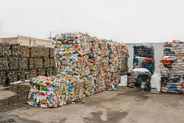 Hulladékfeldolgozó üzem. Technológiai folyamat. A hulladék további ártalmatlanítás céljából történő újrahasznosítása és tárolása. Hulladékválogatási és -feldolgozási vállalkozás. — Stock Fotó