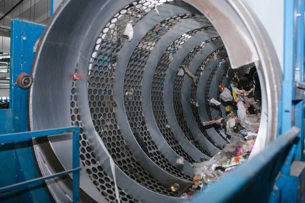 Atık işleme tesisi. Teknolojik süreç. Daha fazla atık için geri dönüşüm ve depolama. Atık ayıklama ve işleme işi.