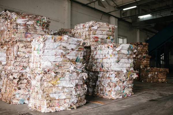 Avfallsbehandlingsanläggning. Teknisk process. Återvinning och lagring av avfall för vidare bortskaffande. Företag för sortering och bearbetning av avfall. — Stockfoto