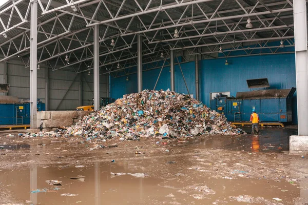 Zařízení na zpracování odpadu. Technologický proces. Recyklace a skladování odpadů určených k dalšímu odstranění. Podnikání pro třídění a zpracování odpadů. — Stock fotografie