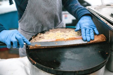 Krep ekmek tavada pişirme. Küçük işletme sahibi. İş yerinde Şef.