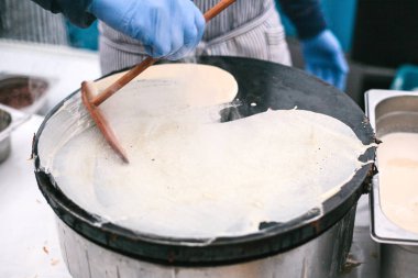 Krep ekmek tavada pişirme. Küçük işletme sahibi. İş yerinde Şef.