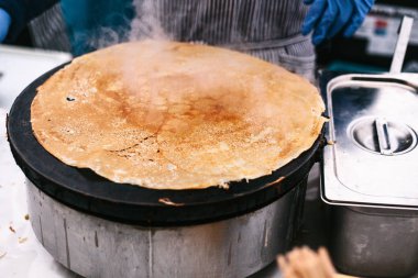 Krep ekmek tavada pişirme. Küçük işletme sahibi. İş yerinde Şef.
