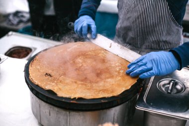 Krep ekmek tavada pişirme. Küçük işletme sahibi. İş yerinde Şef.