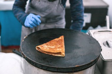 Krep ekmek tavada pişirme. Küçük işletme sahibi. İş yerinde Şef.