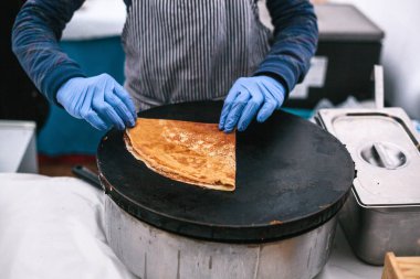 Krep ekmek tavada pişirme. Küçük işletme sahibi. İş yerinde Şef.