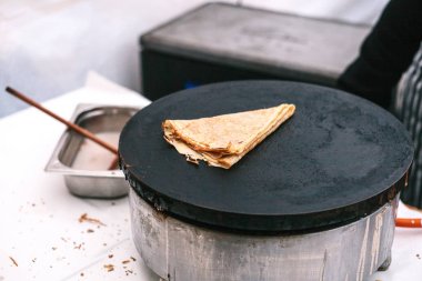 Krep ekmek tavada pişirme. Küçük işletme sahibi. İş yerinde Şef.