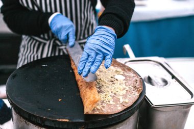 Krep ekmek tavada pişirme. Küçük işletme sahibi. İş yerinde Şef.