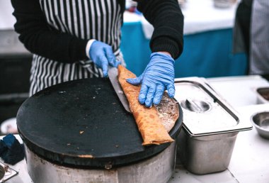 Krep ekmek tavada pişirme. Küçük işletme sahibi. İş yerinde Şef.