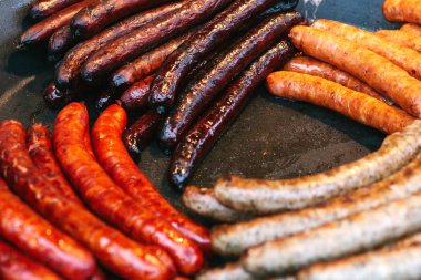 Pek çok ünlü Bavyera Kızarmış sosis. Ulusal Alman Gıda. Barbekü. Barbekü. Açık havada ve ateşe pişirme.