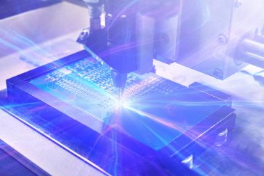 Geleceğin teknolojileri kavramı. Fütüristik bir tarzda görsel efektlerle Computer kurulu. Otomasyon makine montaj bilgisayar devre panosunu. Yönetim Kurulu lehimleme işlemi. 