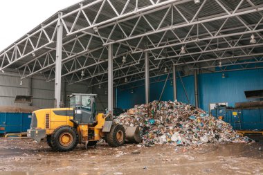 Buldozer atık döküm temiz olacaktır. Atık işleme tesisi. Teknolojik süreç. Sıralama ve atık işleme için iş.