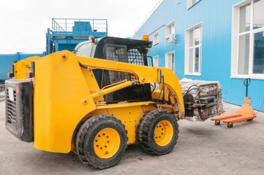Forklift kamyon. Atık işleme tesisi. Teknolojik süreç. Geri dönüşüm ve atık daha fazla bertarafı için depolama. Sıralama ve atık işleme için iş.