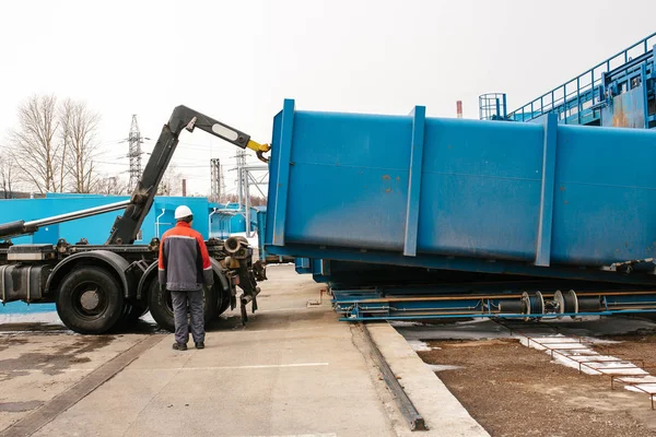 Atık atık bertaraf tesisi için sonraki ulaşım için özel bir makine ile konteyner yükleme. Atık işleme tesisi. Sıralama ve atık işleme için iş.