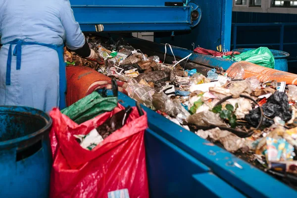 쓰레기 처리 공장. 기술적 과정. 더 많은 처리를 위해 쓰레기를 재활용하고 저장 한다. 쓰레기를 분류하고 처리하는 사업. — 스톡 사진