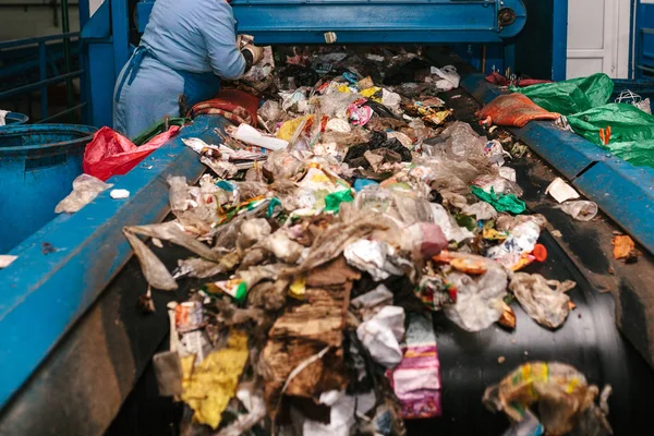 Завод переробки відходів. Технологічний процес. Переробка і зберігання відходів для подальшого утилізації. Бізнес для сортування та переробки відходів . — стокове фото