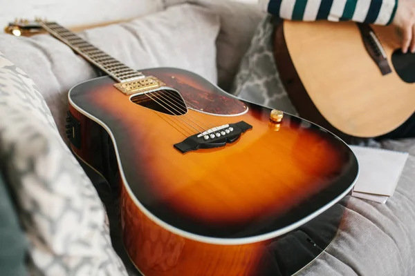 Aprendiendo a tocar la guitarra. Educación musical . — Foto de Stock