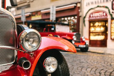 Sokakta araba kırmızı Far detay