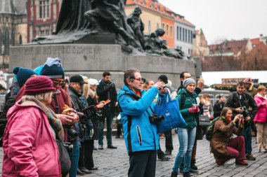 Prague, Çek Cumhuriyeti 13 Aralık 2016 - yaşlı turist gezi Prag şehir merkezinde üzerinde grup