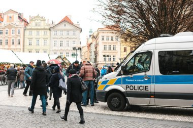 Prague, Çek Cumhuriyeti - 24 Aralık 2016 - polis kontrol belgeleri. Güvenlik tedbirlerinin sırasında resmi tatil günlerinde güçlendirilmesi. Avrupa'nın Noel.