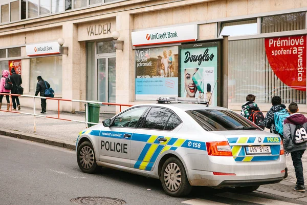 Praga, República Checa - 15 de diciembre de 2016- la policía revisa los documentos de los migrantes. Refuerzo de las medidas de seguridad durante los días festivos. Navidad en Europa . — Foto de Stock