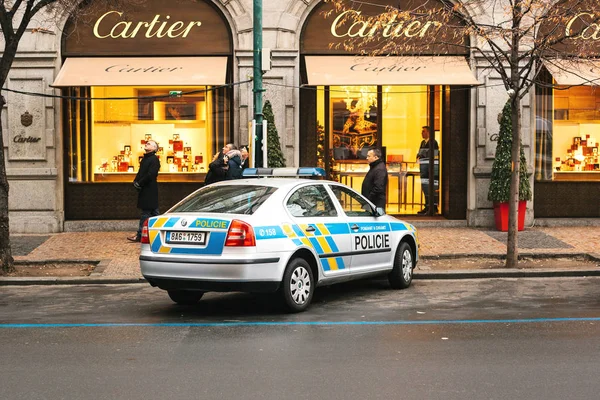 Praga, República Checa - 25 de diciembre de 2016 - La policía en las calles. Patrulla el día de Navidad en Praga. Refuerzo de las medidas de seguridad durante los días festivos. Navidad en Europa . — Foto de Stock