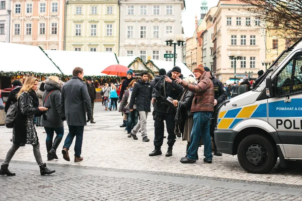 Praga, Repubblica Ceca - 25 dicembre 2016: I poliziotti cechi in un giorno di Natale aiutano il turista - mostrano il luogo desiderato di attrazioni sulla mappa. Atteggiamento rispettoso nei confronti dei turisti da parte delle autorità — Foto Stock