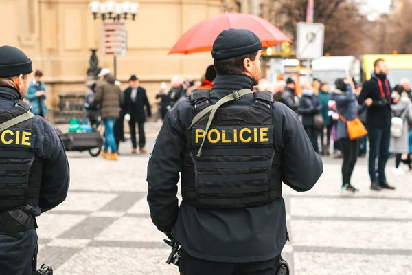 Praga, Repubblica Ceca - 24 dicembre 2016: La presenza della polizia a Natale sulle piazze. La polizia pattugliò le strade della città. Rafforzamento delle misure di sicurezza durante i giorni festivi . — Foto Stock