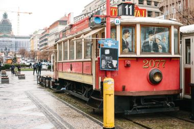 Çek Prag, 24 Aralık 2016: Otantik alışılmadık kafede iki çok eski vintage tramvaylar toplantı simgeleyen şeklinde. Turistler tarafından ziyaret etmek için en sevdiğim yer. Bir şehrin resmi olmayan yerler