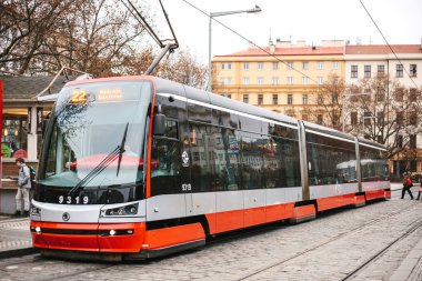 Prague, Çek Cumhuriyeti - 24 Aralık 2016-sokakta toplu taşıma tramvay. Şehrin günlük yaşamda. Avrupa'nın günlük yaşam.