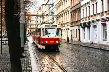 Prague, Çek Cumhuriyeti - 24 Aralık 2016-sokakta toplu taşıma tramvay. Şehrin günlük yaşamda. Avrupa'nın günlük yaşam.