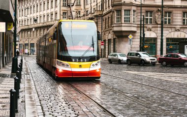 Prague, Çek Cumhuriyeti - 24 Aralık 2016-sokakta toplu taşıma tramvay. Şehrin günlük yaşamda. Avrupa'nın günlük yaşam.